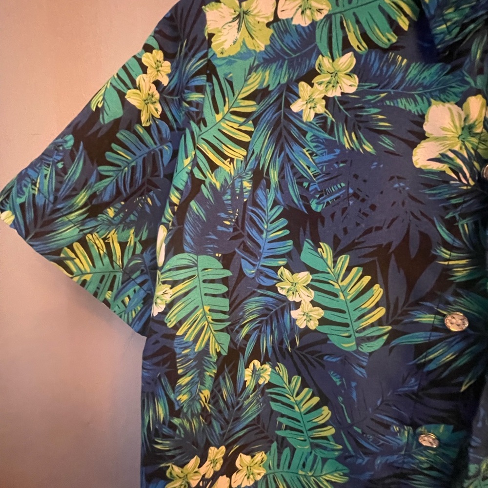 Boys Size M Hawaiian Flowed Print Button Down Short Sleeve Shirt - Picture 4 of 4